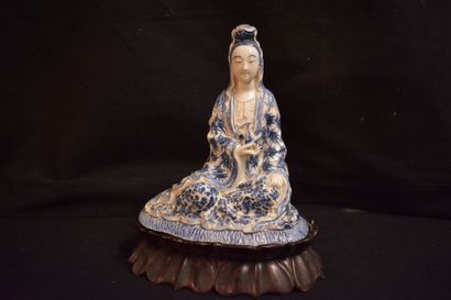 null Chine. Figure de Guanyin en porcelaine à décor en bleu sous couverte. XXe siècle....