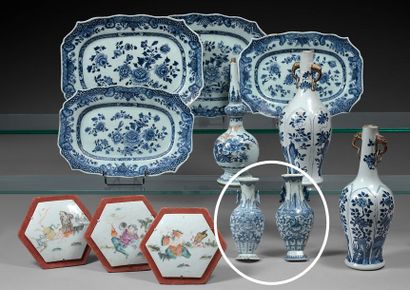 null Chine. Deux petits vases d’applique en porcelaine à décor en camaïeu bleu de...