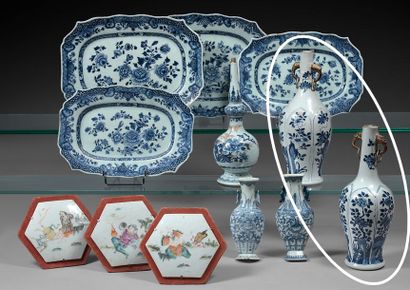 null Chine. Deux vases de forme balustre en porcelaine à décor en camaïeu bleu de...