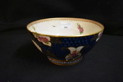 null Worcester. Bol en porcelaine à décor polychrome de fleurs et oiseaux dans des...