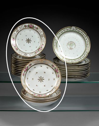 null Paris. Ensemble de douze assiettes et quatre compotiers ronds en porcelaine...