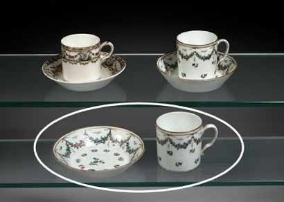 null Valenciennes. Tasse litron et sa soucoupe en porcelaine à décor polychrome de...