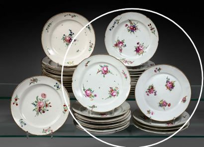 null Paris. Vingt-cinq assiettes en porcelaine à décor polychrome de bouquets de...