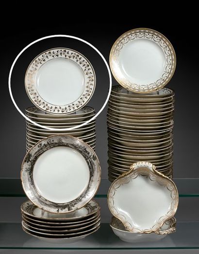 null Paris. Suite de vingt-deux assiettes en porcelaine à décor en or de pampres...