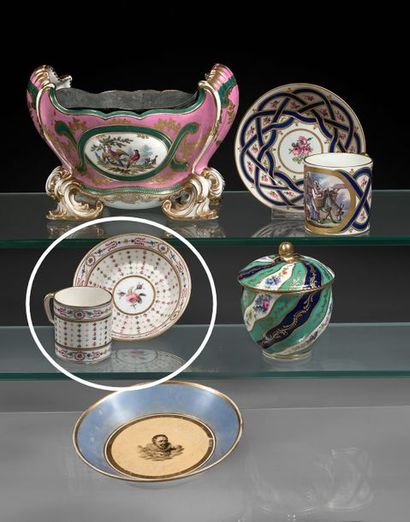 null Sèvres. Gobelet litron et sa soucoupe en porcelaine tendre de la troisième grandeur...