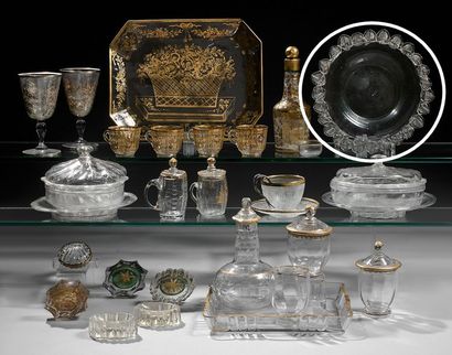 null Assiette en verre, ornée d’un travail à la pince, figurant une guirlande de...