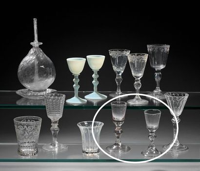 null Deux petits verres à liqueur en verre, pied ourlé. Bourgogne, XVIIIe siècle....