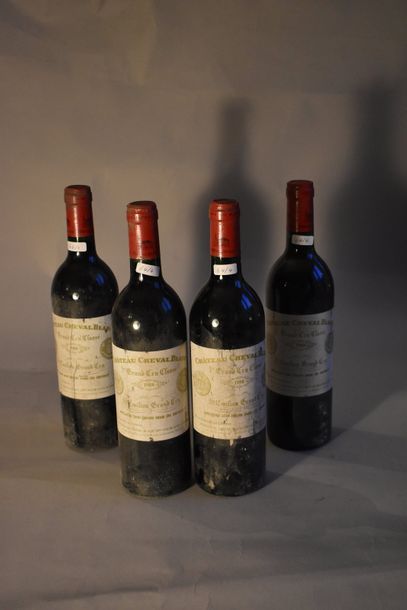 null 4 bouteilles Château Cheval Blanc (niveau parfait, bas goulot, étiquettes usées),...