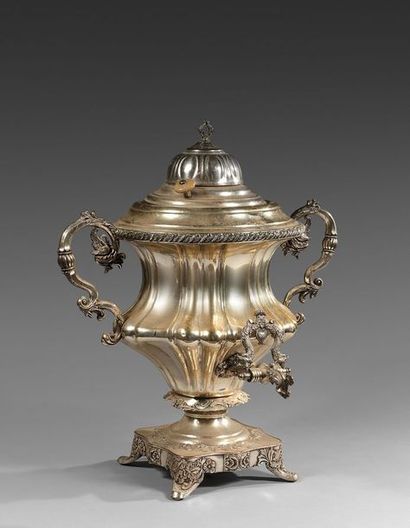 null Samovar en métal argenté à décor de côtes, anses à décor de cygnes et la base...