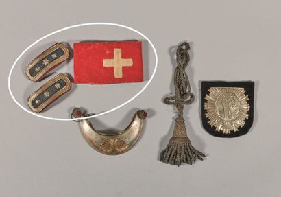 null Un brassard suisse porté par les troupes fédérales de 1848 à 1918 et une paire...