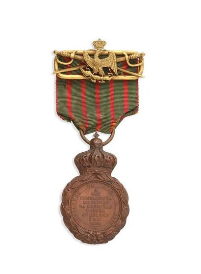 null Médaille de Sainte-Hélène en bronze patiné, avec son ruban équipé d'une barrette...