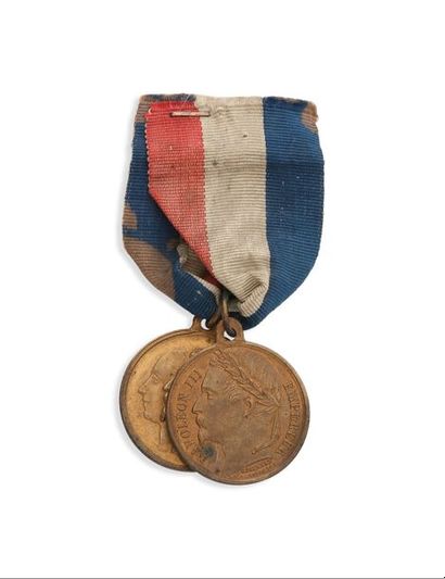 null Deux petites médailles en bronze à bélières, commémoratives du Second-Empire,...