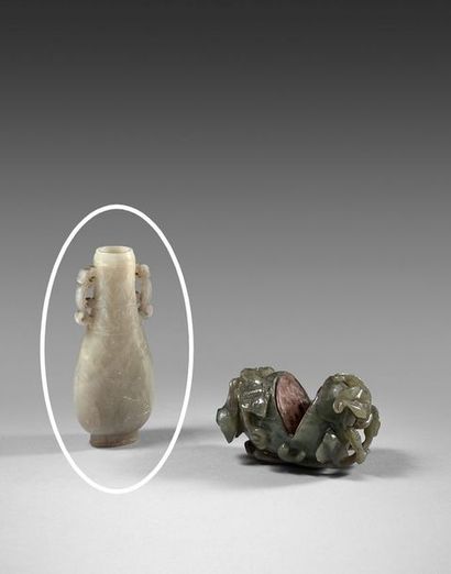 null Vase piriforme en jade blanc céladon décoré de motifs archaïsants, masque de...
