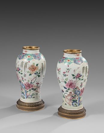 null Paire de vases balustres en porcelaine chinoise de la famille rose à décor polychrome...