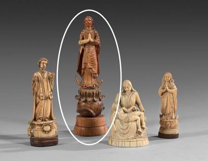 null Statuette en ivoire teinté figurant une Vierge de l'Assomption.

Travail Indo-Portugais...