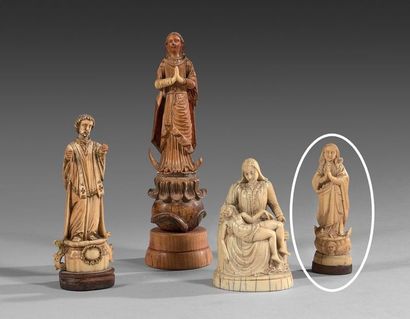 null Statuette en ivoire figurant une Vierge de l'Assomption.

Travail Indo-Portugais...