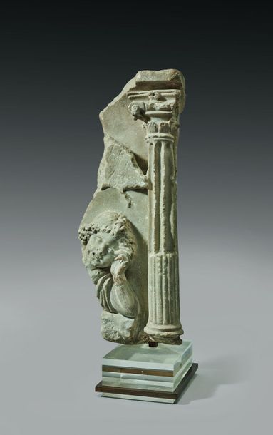 null Fragment de sacorphage sculpté d'un Eros endormi près d'une colonne. Marbre....