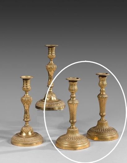 null Paire de flambeaux en bronze doré à décor gravé.

Style Louis XVI.

Haut. 29...