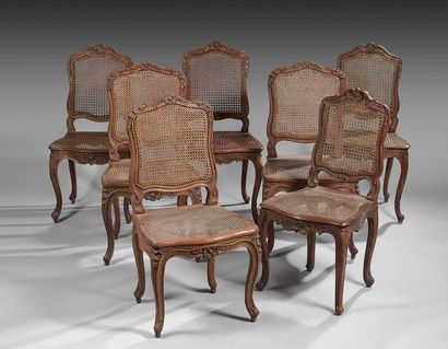 null Sept chaises cannées à dossier plat en bois naturel mouluré et sculpté de cartouches...