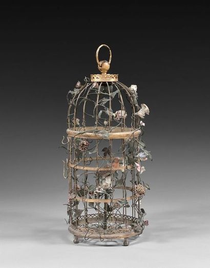 null Lanterne en forme de cage à oiseaux cylindrique en fer doré à décor d’un oiseau...