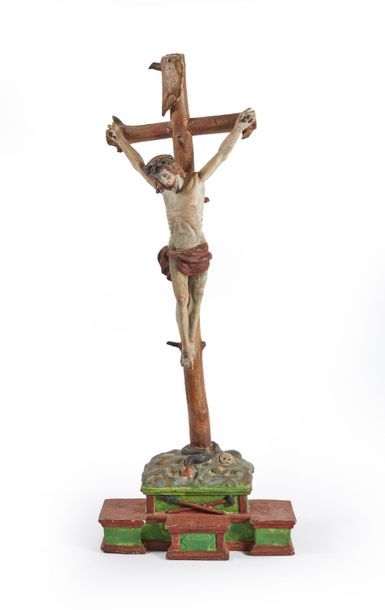 null Christ en croix en bois polychrome dressé sur un socle dont la partie supérieure...