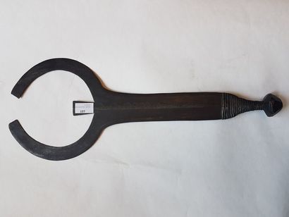 null Couteau en fer et laiton de forme anthropomorphe, Congo (Zaïre). Long. 55 c...
