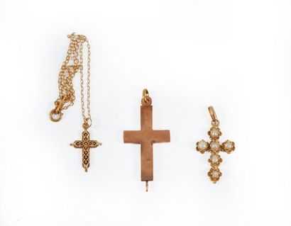 null Trois croix pendentifs en or, dont une sertie de six perles. Poids total brut...