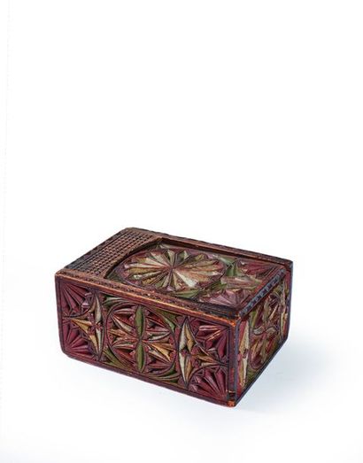 null Deux boîtes. L’une en bois polychrome avec couvercle à glissière est sculptée...