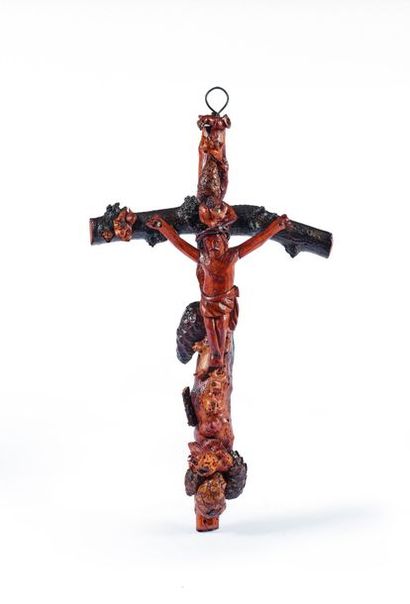 null Christ en croix façonné dans des branchages rehaussés de cônes de mélèze.

XIXe...
