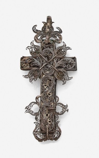  Croix en argent filigrané. 
XIXe siècle. 
Long. 11,5 cm - Poids 28 g 