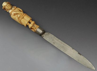 null Couteau au manche en ivoire sculpté d'un fauconnier, portant une rhingrave....