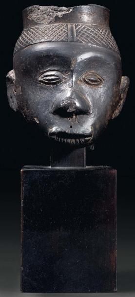 AFRICA FOURNEAU DE PIPE. Terre cuite dure à patine noire luisante. Congo, Luba. Haut....