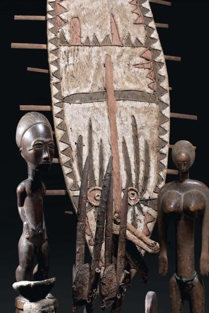 AFRICA GRAND MASQUE en tapa tendu sur une armature de rotin et de bambou. Décor peint...