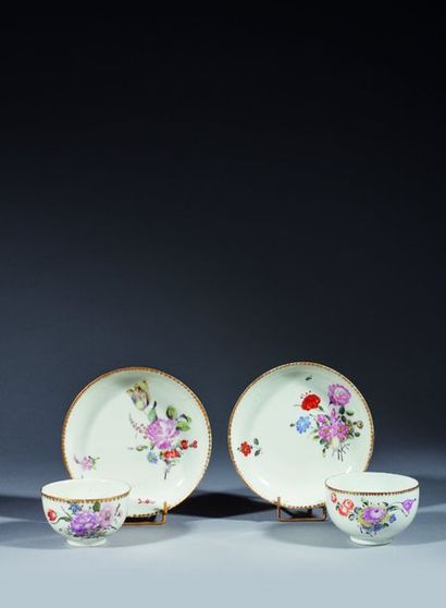 null Zürich

Deux bols à thé et leur soucoupe en porcelaine à décor polychrome de...
