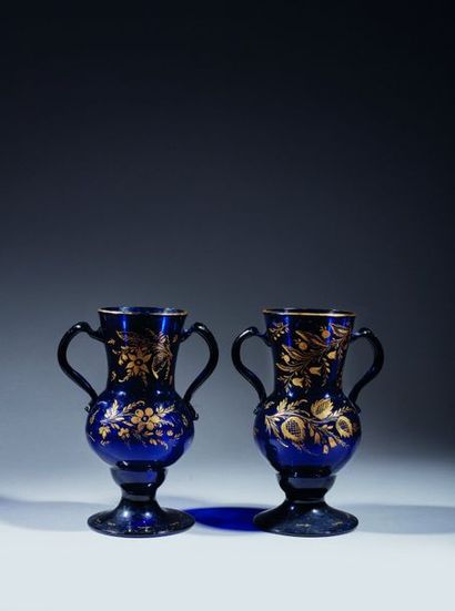 Deux vases balustres, en cristal bleu, doré,...
