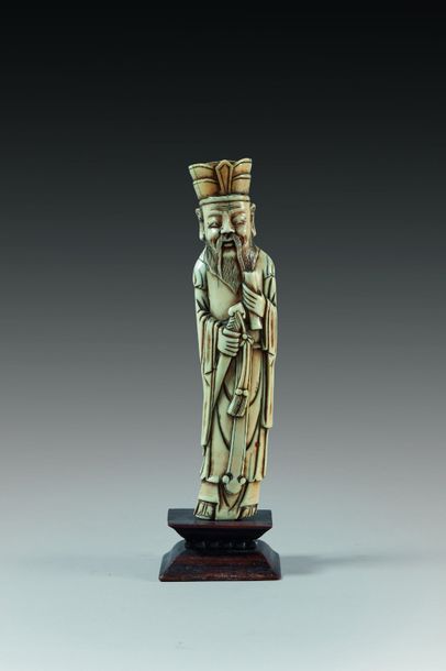 null Sujet en ivoire, représentant un juge taoïste tenant un rouleau et une épée....
