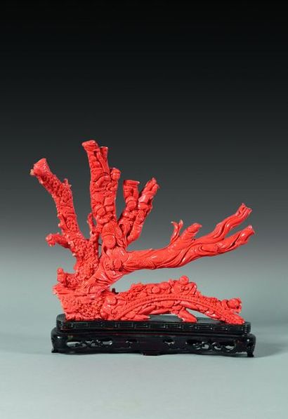Groupe sculpté en corail rouge orangé à cinq...