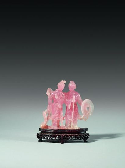 null Groupe en quartz rose représentant un couple de jeunes dignitaires en promenade....