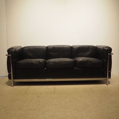  Le Corbusier, Charlotte Periand, Pierre Jeanneret / Cassina: 3-seat sofa, model... Gazette Drouot