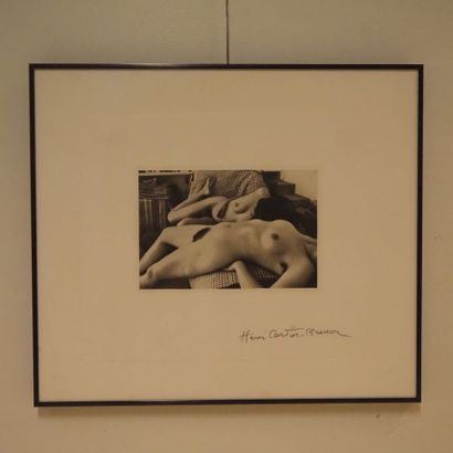  Henri Cartier Bresson (1908-2004) : Photogravure, 2 nus couchés, signée au crayon... Gazette Drouot