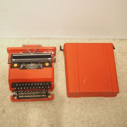  Ettore Sottsass (1917-2007) / Olivetti: Typewriter, Valentine model, molded red... Gazette Drouot