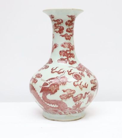  Vase porcelaine Rouge de fer Vase de forme Yuhuchuping en porcelaine blanche décorée...