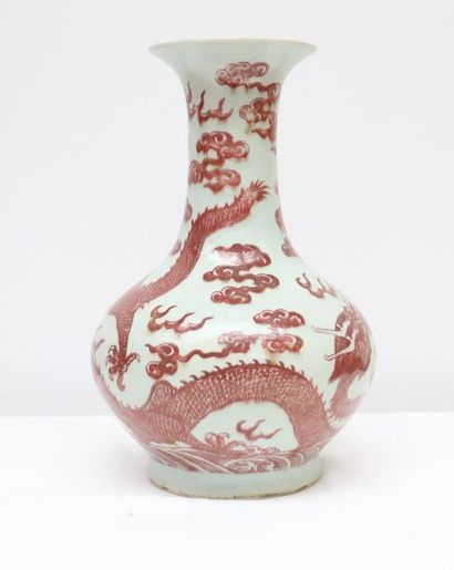 null Vase porcelaine Rouge de fer
Vase de forme Yuhuchuping en porcelaine blanche...