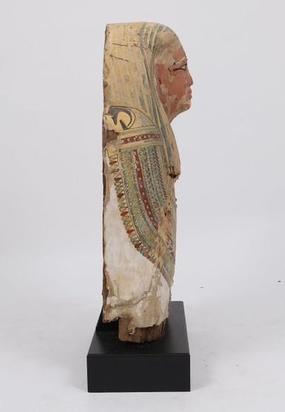  Sarcophage anthropoïde 
En bois entoilé et peint d'un portrait à visage dont l’origine...