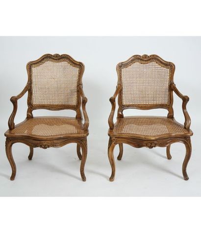 null Paire de fauteuils cannés Louis XV dans le goût de Pierre Nogaret (1718-1771)

En...