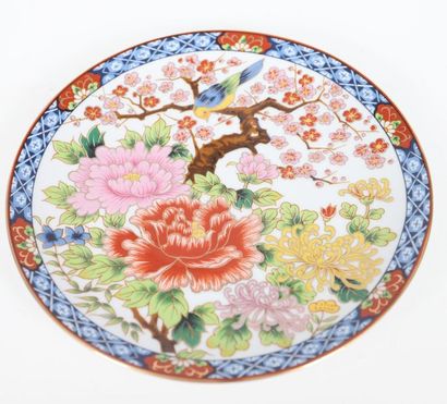 null Assiette du japon

En porcelaine peinte à la main à décor de fleurs et d'oiseau.

Epoque...