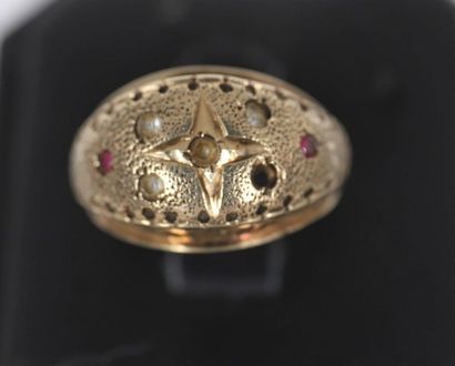 null Ring 

In 14k yellow gold with star decoration, two red stones at the ends.

Total...