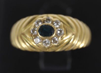 null Rush ring

In 18k yellow gold with a daisy design centered by an oval sapphire...