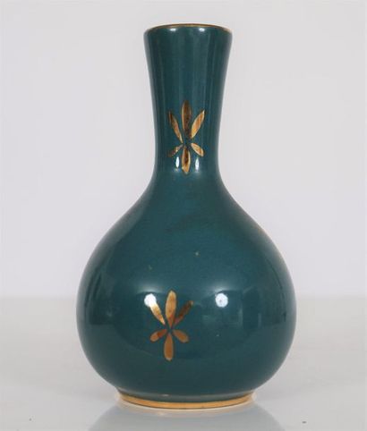 null Vase V&B Luxembourg

Vase soliflore vert à décor de fleurs doré. Liseré or à...