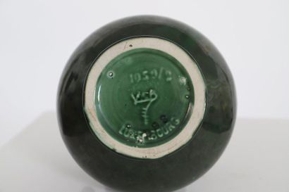 null Vase de Ludwig Scherer pour V&B

Vase balustre avec hanses de couleur vert foncé...